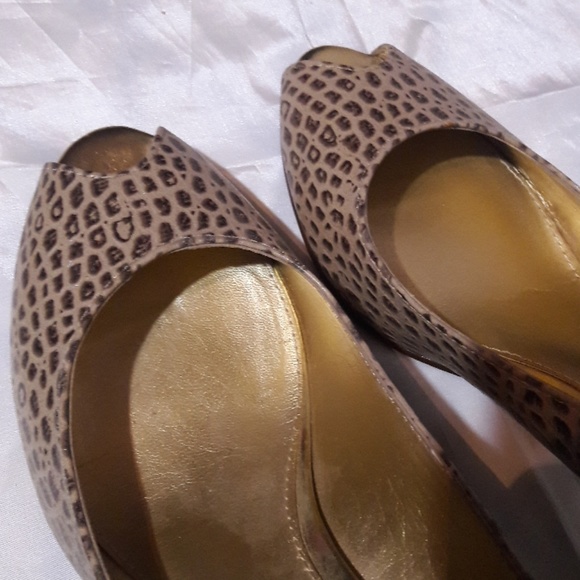 Liz Claiborne embossed leather peep toe 7 pumps - Picture 4 of 7